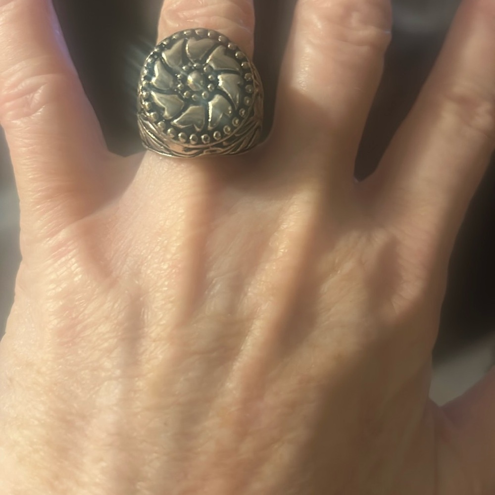 Elegant Silver Floral Ring